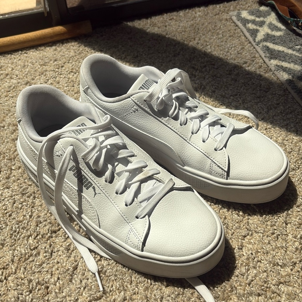 Puma Smash V3 Women’s Platform Sneakers Size 8.5 WIDE White Sneakers Like new